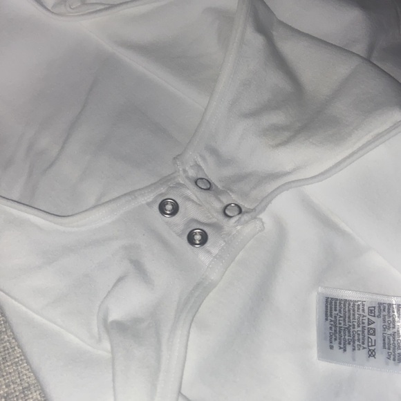 NWOT Sleeveless layering V-neck bodysuit - Picture 3 of 4